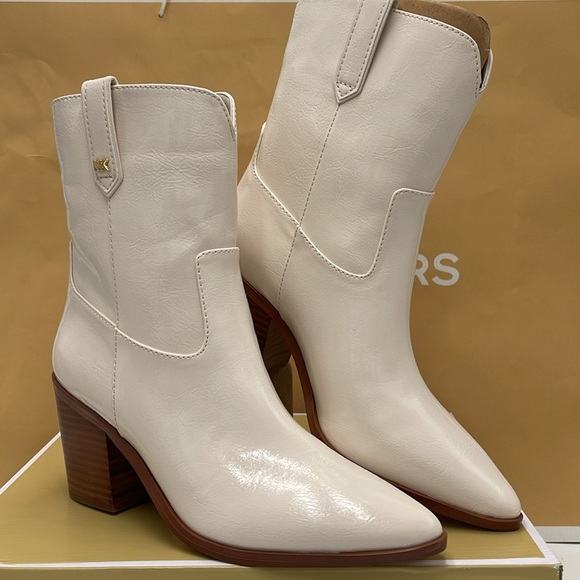 Michael Kors WAVERLY HEELED BOOTIE FAUX LEATHER
49F4WVME6L
LT CREAM - Picture 4 of 16